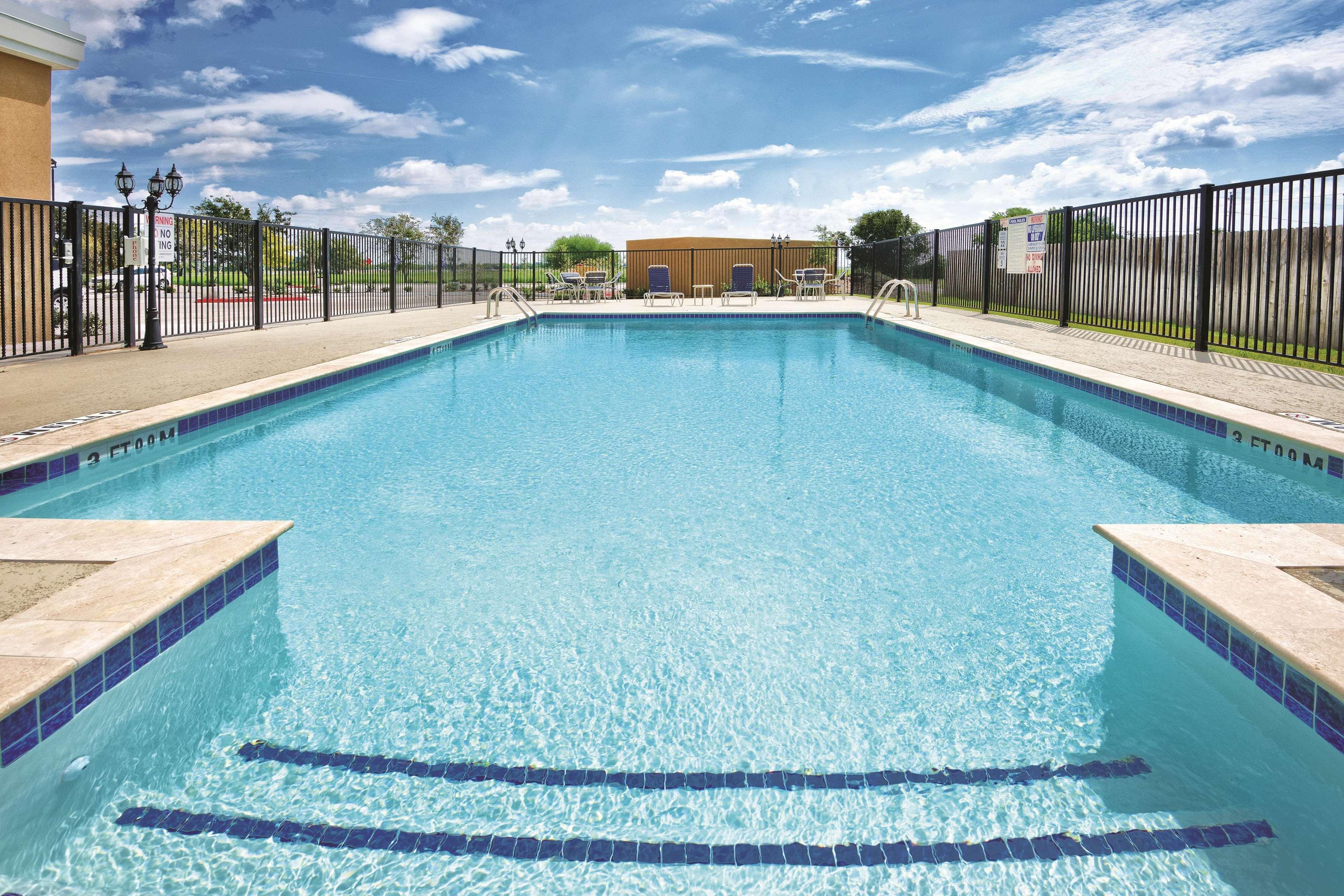 Hotel La Quinta By Wyndham Victoria - South Exterior foto